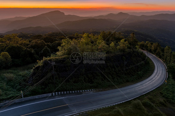 早晨建造美丽的日落天空和山上云与雾星以及泰国清迈的DoiInthanon公园泰山区和日落的主要公路土井图片