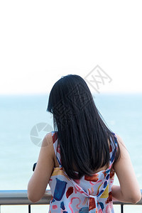情怀蓝色的海洋亚洲美女在上放松观点在概念旅行度假休闲生活等与孤独和寂寞情感的观念上放松点女在概念旅行方面放松观点图片