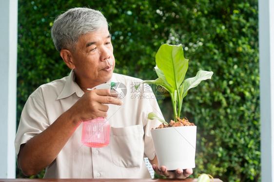 男一种亚洲人个快乐和微笑的亚洲老年人在退休后家安放业余爱好老年人幸福生活方式和良好健康的概念长者过好生活图片