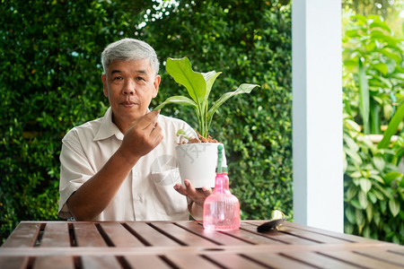 男人亚洲活动一个快乐和微笑的亚洲老年人在退休后家安放业余爱好老年人幸福生活方式和良好健康的概念长者过好生活图片