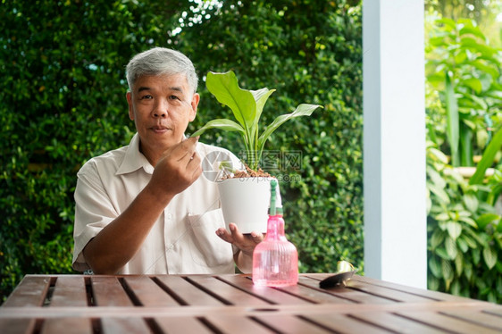 男人亚洲活动一个快乐和微笑的亚洲老年人在退休后家安放业余爱好老年人幸福生活方式和良好健康的概念长者过好生活图片