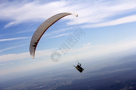 阿尔卑斯山活动滑翔伞从上飞到谷可怕的图片