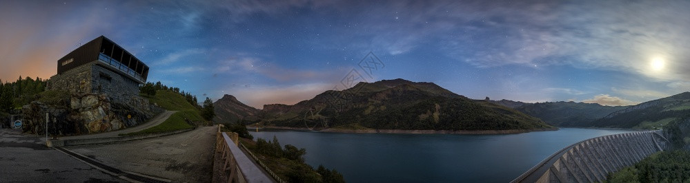 欧罗巴萨瓦顶峰夜晚拍摄阿尔卑斯湖的风景天空中星云和月亮在移动背景图片