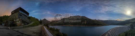 欧罗巴萨瓦顶峰夜晚拍摄阿尔卑斯湖的风景天空中星云和月亮在移动图片