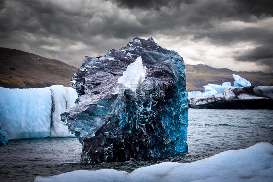 旅行绿松石溪流JokulsarlonGlacierLagoon附近冰岛钻石海滩黑沙上被冲到冰块图片