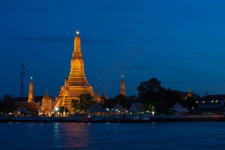 佛塔崇拜传统的晚上WatArun泰国著名的旅游景点Thastersquos民族宗教是独一无二的图片