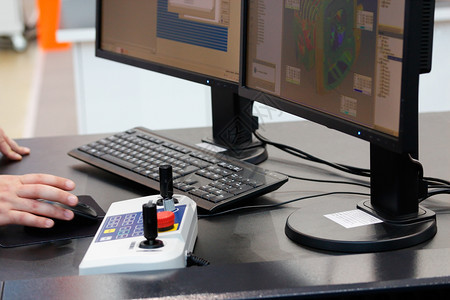 手数字的操作器控制坐标测量机的操作选择焦点Aactioncheck仪表图片