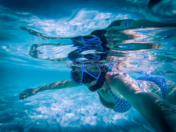 面具女孩人在水下自拍时清晶的热带水中俯冲潜图片