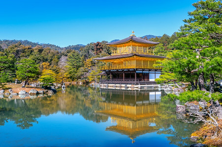 日本秋天山里的寺庙图片