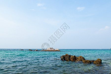 风景优美山打破海中大岩石与岸相邻浪随时间而起图片