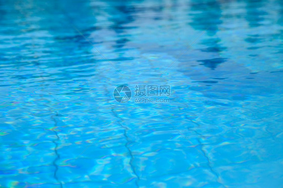 游泳池中的水与阳光在炎热的夏日闪耀深出洗澡图片