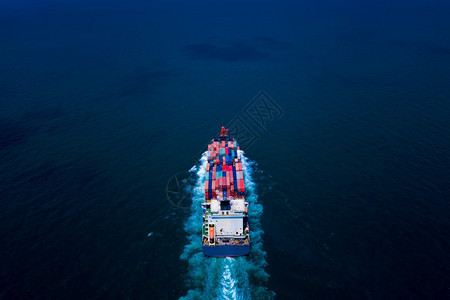 集装箱货船在夜间飞行过程中从无人驾驶飞机空中向公海航行的集装箱货船在国际海上的货运集装箱船轮国际商业运起重机泰国黑色的图片