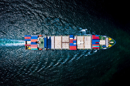 运输集装箱货船在夜间飞行过程中从无人驾驶飞机空中向公海航行的集装箱货船在国际海上的货运集装箱船轮国际商业运行新加坡图片