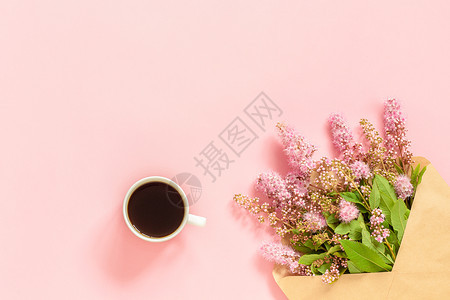 开花信封中的粉红色花束背景上的咖啡杯贺卡平躺复制空间概念早上好或Womenrsquos日信封中的粉红色花束一杯咖啡和张白色空卡用图片