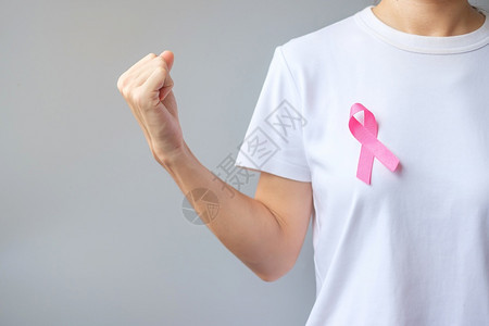 穿白T恤带粉色丝带预防癌症概念图片