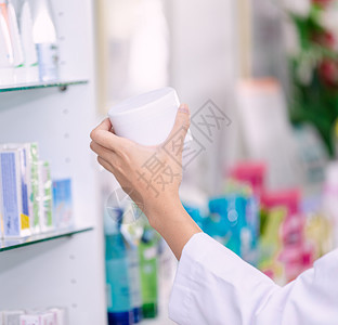 在泰国药店和医业的亚洲女剂师持有手保健概念的女药剂师丸病人工作图片