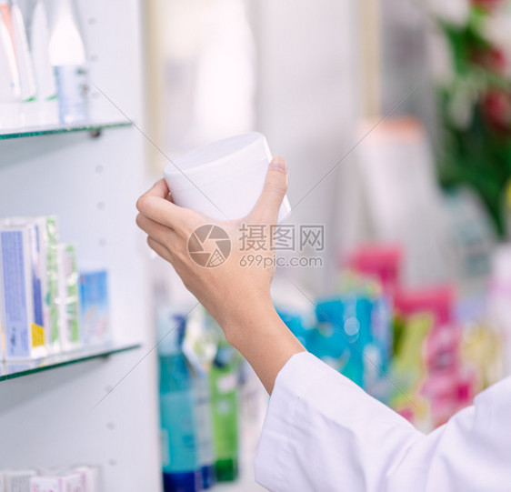 在泰国药店和医业的亚洲女剂师持有手保健概念的女药剂师丸病人工作图片