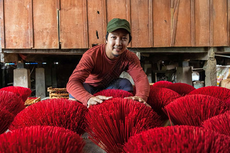 戳抽烟老的亚洲旅行者男在长苏延giang省的古老传统房屋中在和文化概念中的陈规红色传统思想中制造亚洲旅游者图片