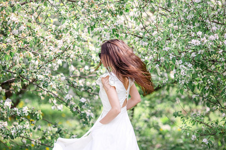 苹果幸福春天的心情美丽女人闻开花树享受大自然白色的花园假期图片