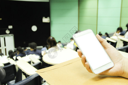 在课堂上使用白色手机的学生图片