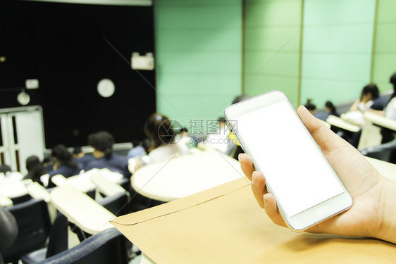 在课堂上使用白色手机的学生图片