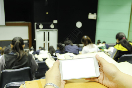 学生在教室中使用白色手机图片