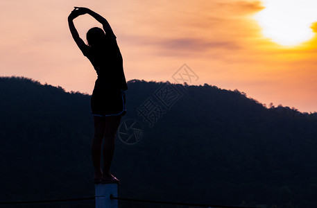 健康女早上伸展手臂和身体山上美丽的日出快乐年轻女运动在公园外户锻炼健身培训前在公园外面锻炼活跃的女温暖起来训练亚洲人背部图片