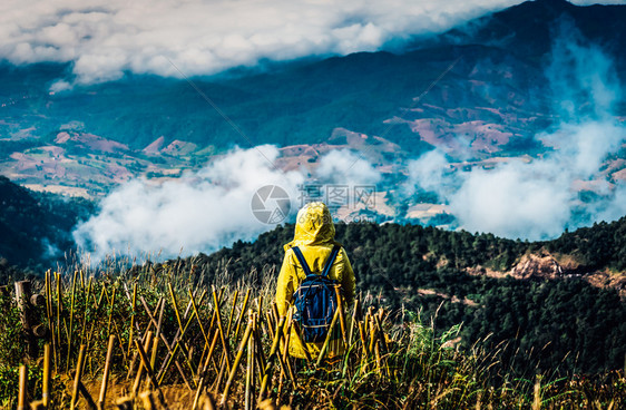 美丽的山地风景中的背包旅行者图片