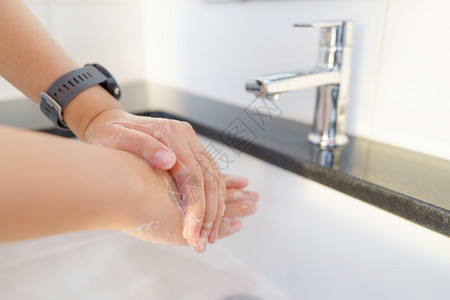 洗手消毒的女性图片