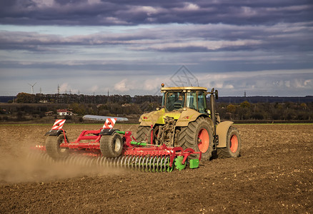 天空犁拖拉机为播种和耕准备了土壤农业和艺学概念力量图片