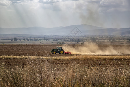 拖拉机为播种和耕准备了土壤农业和艺学概念犁灰尘栽培图片