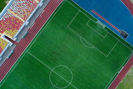 地面开放体育场的空中最高视线二角田足球场红色铁轨跳跃跑道和motleyShirnes跑步户外图片