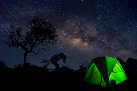 星空银河和露营拍照的旅行者图片