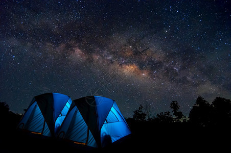 旅行带恒星和帐篷的银河前方北泰庭露营灯光牛奶方式和露营户外沙漠图片
