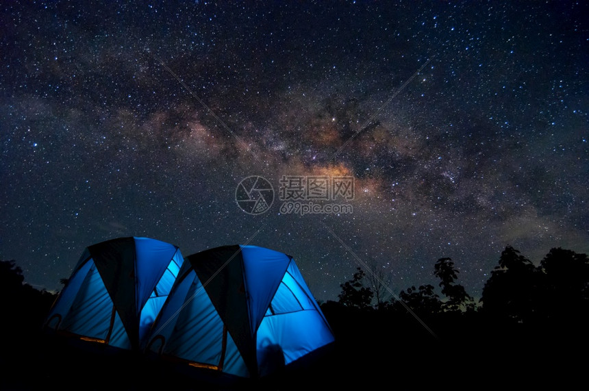 旅行带恒星和帐篷的银河前方北泰庭露营灯光牛奶方式和露营户外沙漠图片