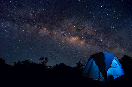 夜晚星空下的露营帐篷图片