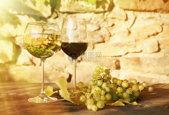 瑞士拉瓦克斯地区葡萄和的玻璃和叶子酒精成熟图片