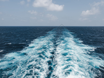 船海面上游轮的踪迹休闲旅游概念海面上轮的踪迹风暴直接地背景图片