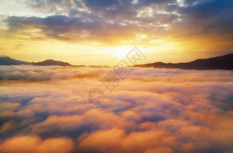 空中景色美丽清晨风景般的云海和雾在高山上漂浮环境夏天绿色图片