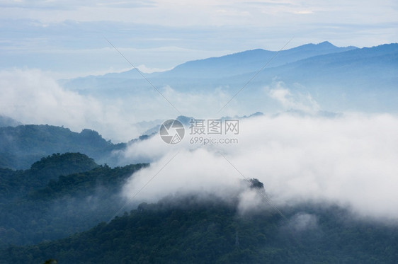 爬坡道空中景色美丽清晨风景般的云海和雾在高山上漂浮风景优美多云的图片