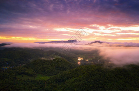 风景般的云海和雾在高山上漂浮图片