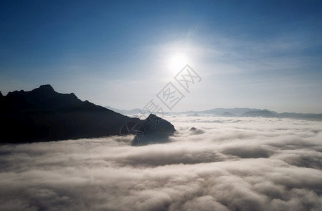 风景般的云海和雾在高山上漂浮图片