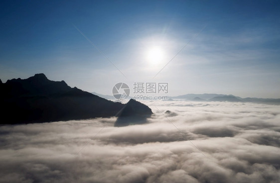 风景般的云海和雾在高山上漂浮图片