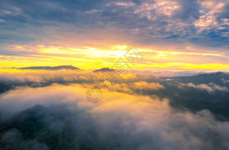 风景般的云海和雾在高山上漂浮图片