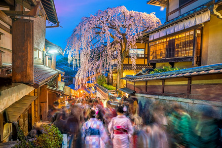 在日本山仓季节的县原京都老城旅游者文化步行区图片