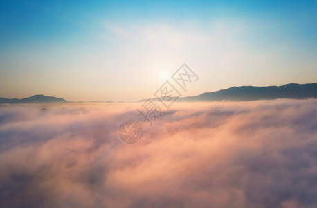 风景般的云海和雾在高山上漂浮图片