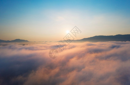 风景般的云海和雾在高山上漂浮图片