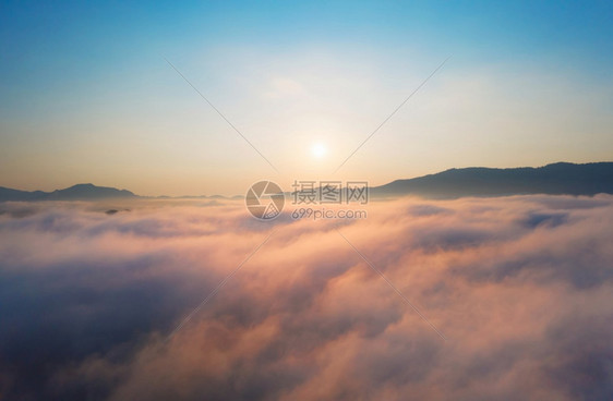 风景般的云海和雾在高山上漂浮图片