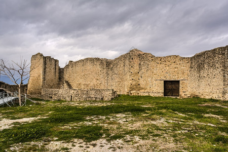 希腊的旧拜占庭堡垒墙游客用石头砸死砖块图片