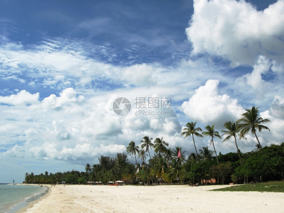 天空蓝色的马来西亚Langkawi岛热带海滩夏天图片